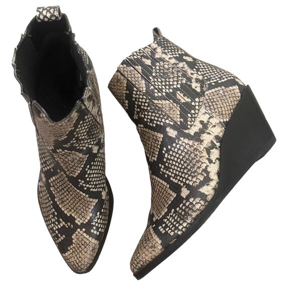 Faux Leather Ankle Boots Snakeskin Print Pull On Booties Size 7 Wedge Heels 2.5” - Picture 1 of 10